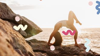 vrouw doet yoga zonder last van buik