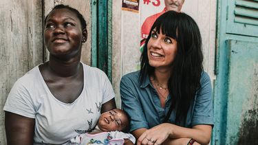 Mandy deelt kraampakketten uit aan zwangere vrouwen in Afrika.