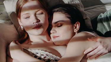 twee meisjes in bed