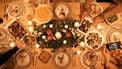 kerst tafel vol familie en eten