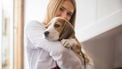 vrouw knuffelt met haar hond