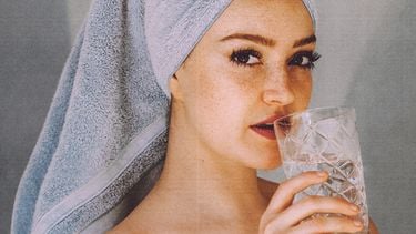 vrouw drinkt water