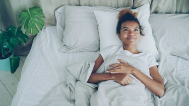 Met déze oefeningen in bed word je soepeler wakker (en slaap je beter)
