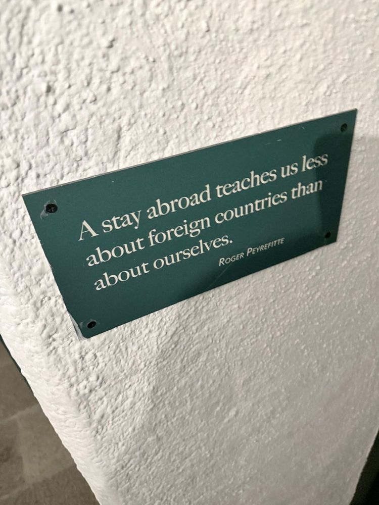 Overal in het hotel hangen bordjes die je aan het denken zetten.