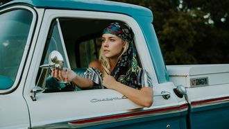 Meisje met festival outfit in auto