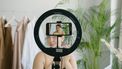 vrouw ringlight filmen beautyfilters