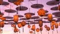 chinese astrologie lampionnen hangen op het strand