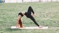 vrouw doet Fertility yoga