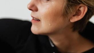 Vrouw die te maken heeft met pestgedrag.