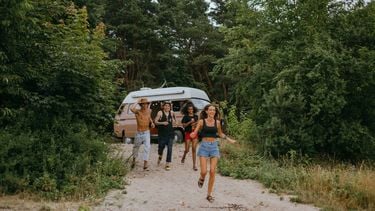Roadtrip Zweden, groep vrienden bij een camper in de natuur