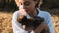 vrouw met kip in hand