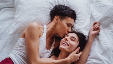twee vrouwen in bed diepgaande gesprekken in relatie