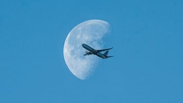 maan en vliegtuig