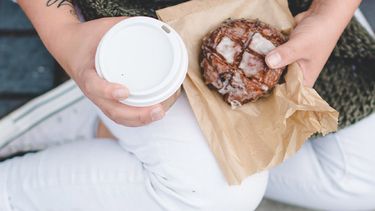 meisje op stoeprand met eten