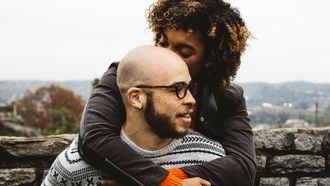 vrouw kust hoofd van man in goede relatie