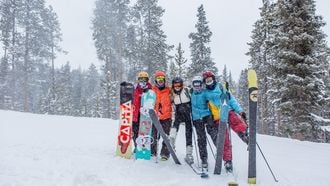 Wintersport, een groepje mensen op ski's in de sneeuw
