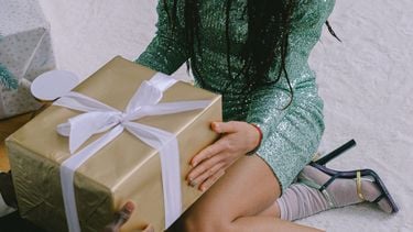 vrouw geeft cadeau