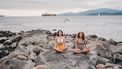 twee vrouwen doen yoga buiten