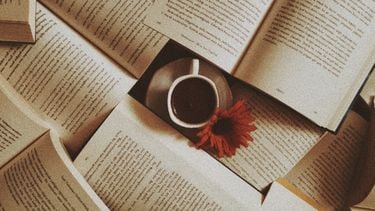 stapel boeken en kop thee