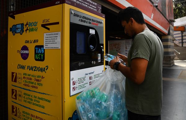 Inwoners Rome recyclen plastic flessen voor metro en bus tegoed