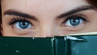 vrouw met blauw gekleurde ogen