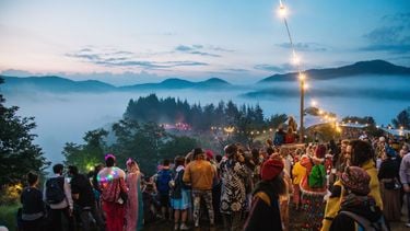 Bulgaristan dağlarında yüksek bir festivalde dans eden insanlar