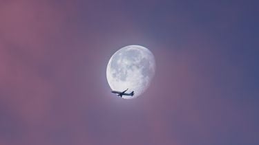 maan en vliegtuig