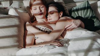 twee vrouwen in bed