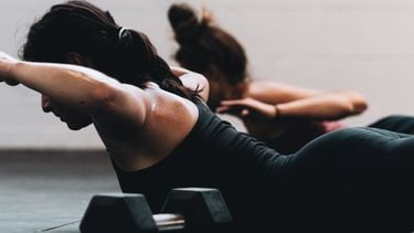 vrouw doet een workout in de sportschool