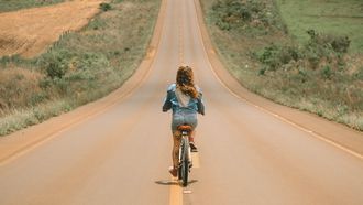 vrouw op fiets in de heuvels
