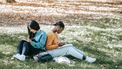 twee vrouwen luisteren podcast in park