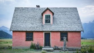 Roze huis van leem gebouwd
