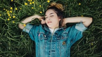 vrouw slaapt op gras