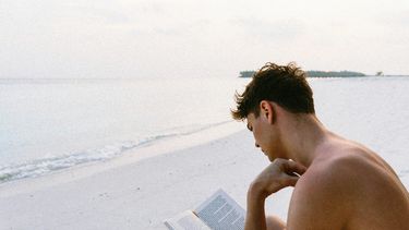 een panromantisch persoon leest een boek