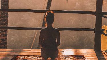 vrouw mediteert in hut