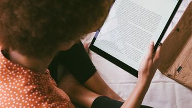 Boeken over minimalisme, persoon leest een e-book