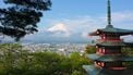 Japans gebouw met een besneeuwde berg op de achtergrond