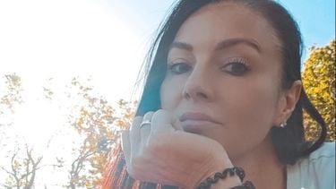 Eveline (46) kreeg op jonge leeftijd een hersenbloeding: ‘Ik belde 112, maar ik kon niet eens meer praten’