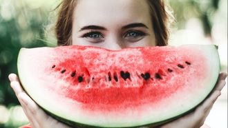 vrouw eet watermeloen