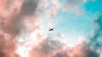 Vliegtuig in gekleurde lucht