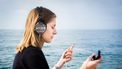 meisje luistert naar podcasts over mindfulness