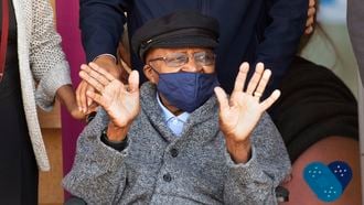 Zuid-Afrikaans mensenrechtenactivist Desmond Tutu zit met een mondkapje op