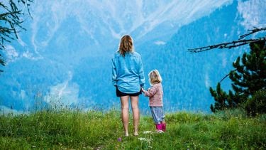 moeder en dochter op berg