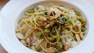 recept vegetarische spaghetti met krokant amandel-broodkruim