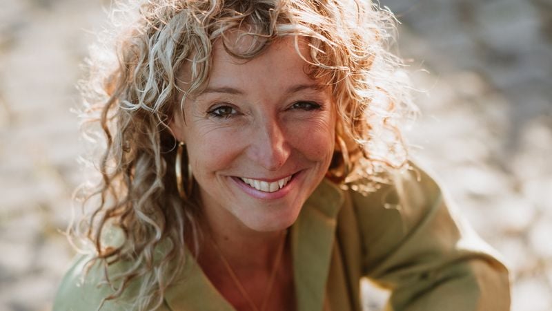 Gelukspsycholoog Josje Smeets ziet 6 signalen van overprikkeling die vaak voor luiheid worden aangezien