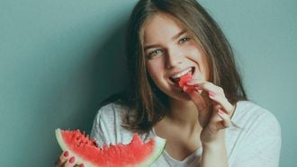 meisje dat een watermeloen eet