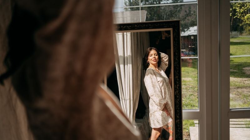 Therapeut Britt (29): deze 3 zinnen doorbreken de harde kritiek op je buik, benen en lijf
