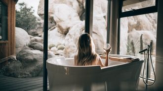 vrouw met inner peace in de douche