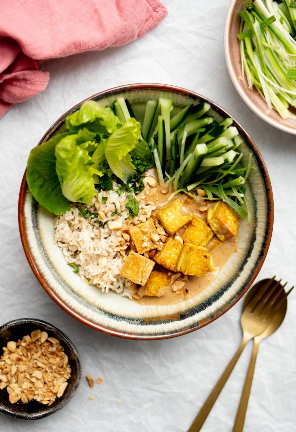 Recept vegan saté-bowl met krokante tofu 2