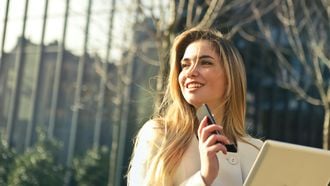 Dilemma van Lauren (34): ‘Ik wil minder nieuws volgen, maar ik wil ook niet wereldvreemd zijn’